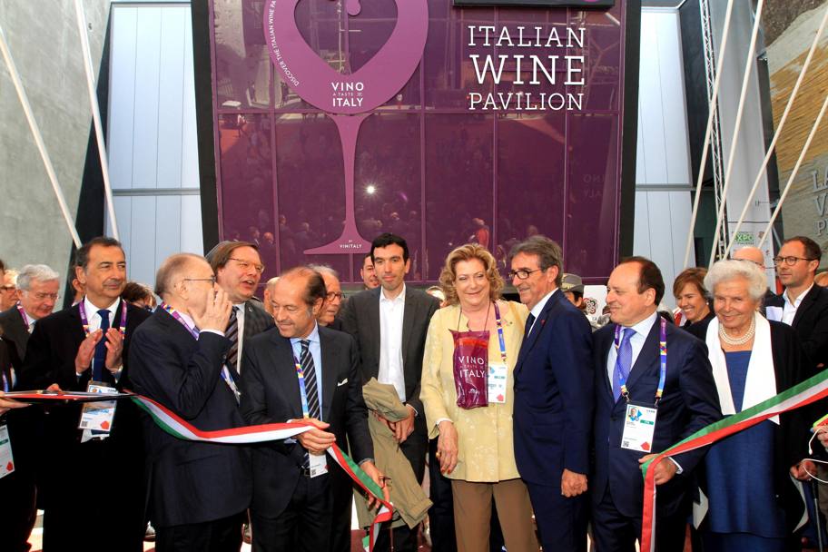 Il Ministro dell&#39;Agricoltura Maurizio Martina e Diana Bracco tagliano il nastro alla presentazione del Padiglione del vino italiano  (Ansa)